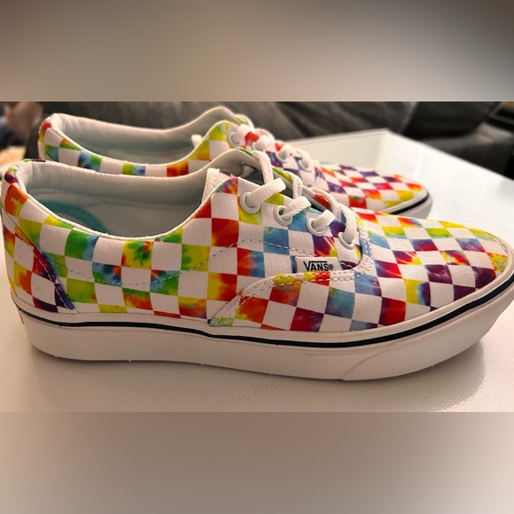 VANS ERA TIE DYE SHOES (WOMENS 7.5) - Picture 2 of 6